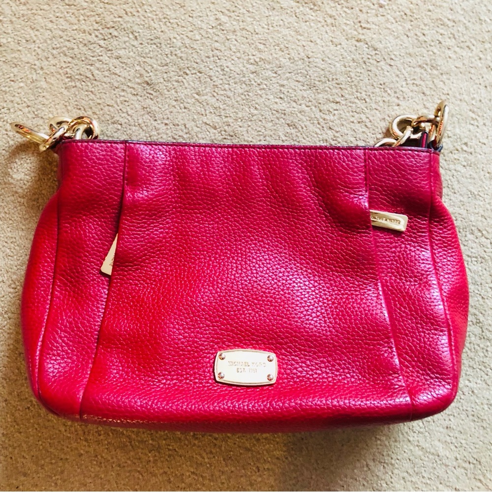 Red Michael Kors purse with gold details. This cross body bag is pre-loved!